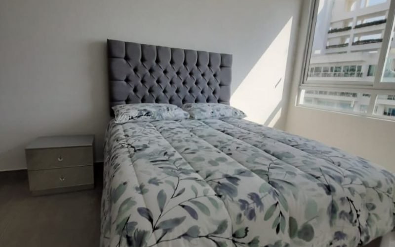 Amplia habitación en apartamento Zona Norte Cartagena, equipada con cama doble, nochero y Aire Acondicionado