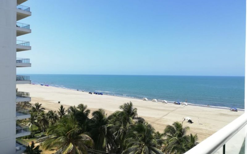 desde el balcón de un apartamento para alquiler, abajo se ve la playa de la Zona Norte de Cartagena