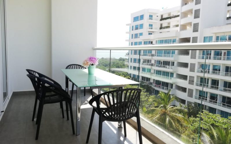 balcón en apartamento de la Zona Noerte de Cartagena, equipado con mesa comedor para 4 personas