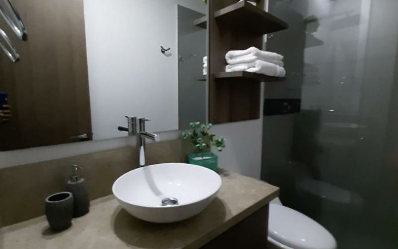 baño elegante con lavamanos de sobreponer en porcelana y acabados modernos en apartamento Zona Norte de Cartagena