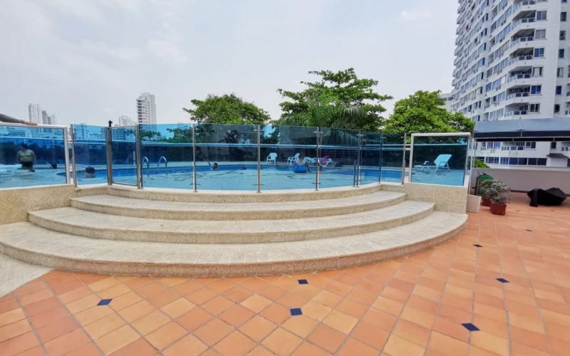 terraza del área social y piscina de edificio mirador del laguito en Cartagena que ofrece apartamentos para alquiler