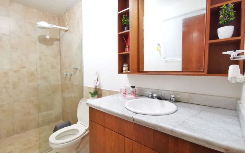 baño completo con encimera en piedra y acabados modernos en apartamento del Laguito en Cartagena