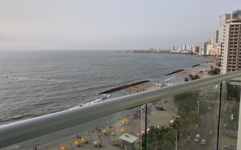 desde un balcón se puede ver la playa de Cartagena y la zona turística de Bocagrande en Cartagena