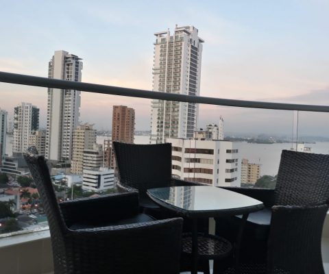 desde un balcón amoblado con mesa y sillas plásticas se ven edificios de Bocagrande y parte de de la bahía de Cartagena