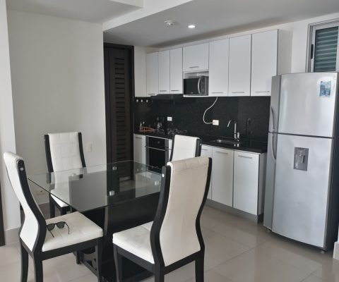 Comedor en vidrio y cuero blanco para 4 personas que se integra a una cocina abierta de colores blanco, negro y gris