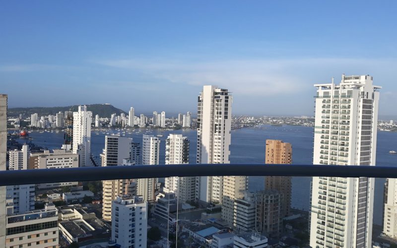 desde un balcón se ven muchos edificios de zona de Bocagrande en Cartagena y se puede apreciar cómo la ciudad rodea la bahía