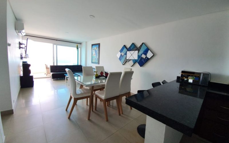 vista de áreas de comedor, sala de estar y balcón en moderno apartamento para alquiler en la Laguito de Cartagena