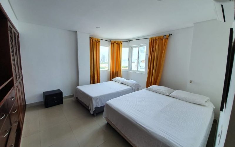 habitación en apartamento del Laguito de Cartagena para alquiler, equipada con camas doble y sencilla, y aire acondicionado