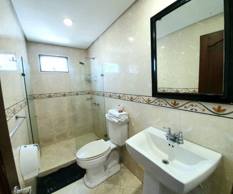 baño pequeño con inodoro lavamanos blanco ducha con separacion en vidrio en apartamento 1402a de torres del lago cartagena